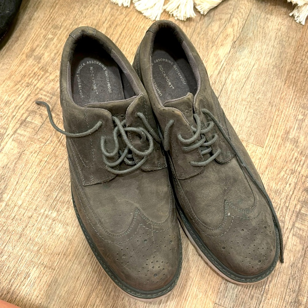 Lightweight shock absorbing waterproof shoes